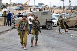 العدو الصهيوني يشدد من إجراءاته العسكرية في محيط رام الله