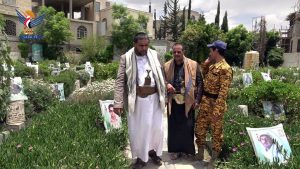 محافظ صنعاء يزور روضة شهداء الخمسين بمديرية صنعاء الجديدة