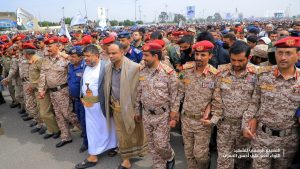 الرئيس المشاط يتقدم مشيعي جثمان قائد قوات الجوية الشهيد اللواء أحمد الحمزي (صور)