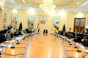 مجلس الوزراء يندد بالتواجد الأمريكي قبالة سواحل اليمن وباب المندب