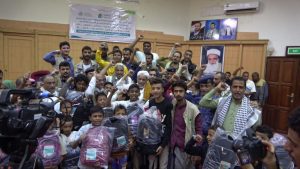 توزيع الحقيبة المدرسية لأبناء الشهداء والمفقودين في مديرية الحوك بالحديدة