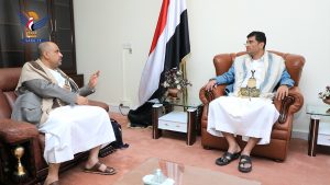 الدكتور أبو لحوم ومدير مؤسسة الكهرباء يستعرضان المرحلة النهائية لمشروع الطاقة المتجددة بالحديدة