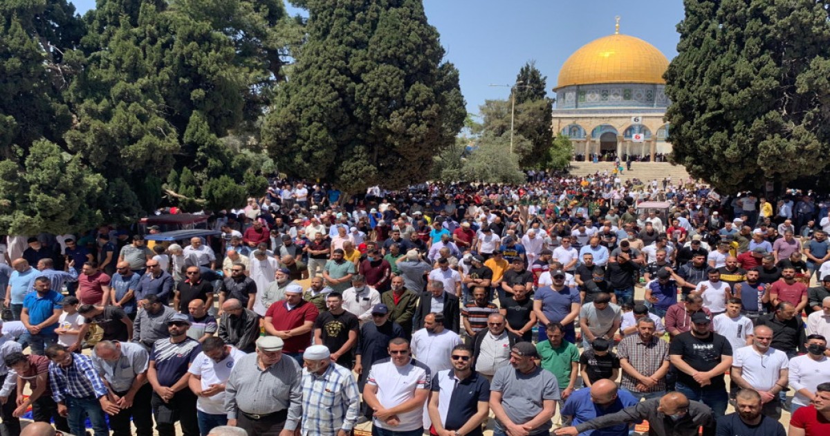 آلاف الفلسطينيين يؤدون صلاة الجمعة في رحاب الأقصى رغم تشديدات العدو