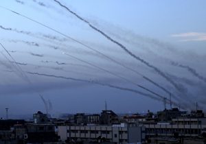 كتائب القسام تقصف قاعدة “رعيم” الصهيونية برشقة صاروخية