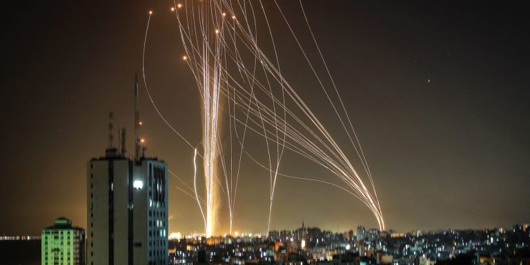 رشقات صاروخية جديدة تضرب مطار بن غوريون وانفجارات في “تل أبيب”