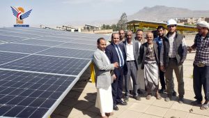 الاطلاع على سير العمل بمحطة الكهرباء بالطاقة الشمسية في كلية الزراعة بجامعة صنعاء