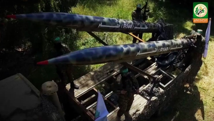 “القسام” تستهدف مدينة حيفا المحتلة بصاروخ من طراز “R160”