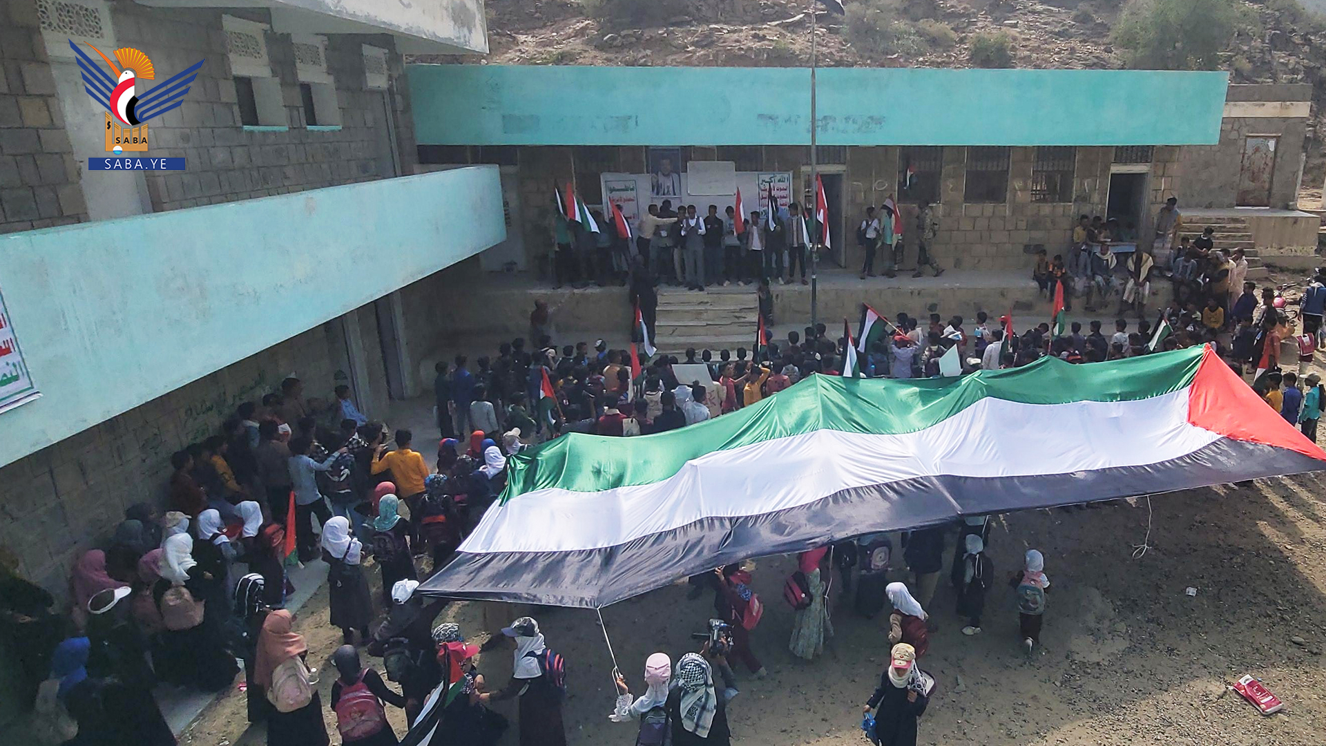 وقفة طلابية في القبيطة بلحج تنديداً بجرائم العدو الصهيوني في غزة