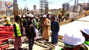 محافظ صنعاء يتفقد سير العمل بمشروع مبنى المجمع الحكومي