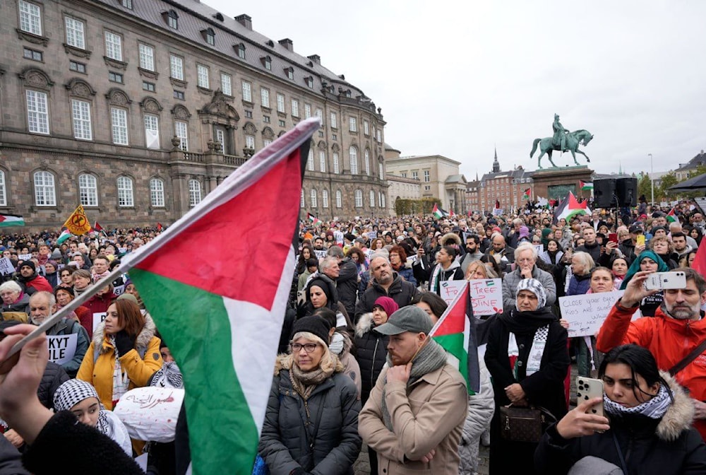 وقفة تضامنية مع غزة في الدنمارك أمام مصنع لإنتاج الأسلحة بعنوان أوقفوا دعم إسرائيل