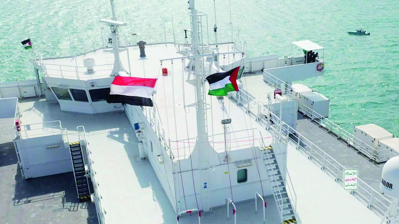 عملية موثقة بالصوت والصورة..الإعلام الحربي يوزع مشاهد العملية النوعية لسيطرة القوات البحرية على السفينة الإسرائيلية في البحر الأحمر