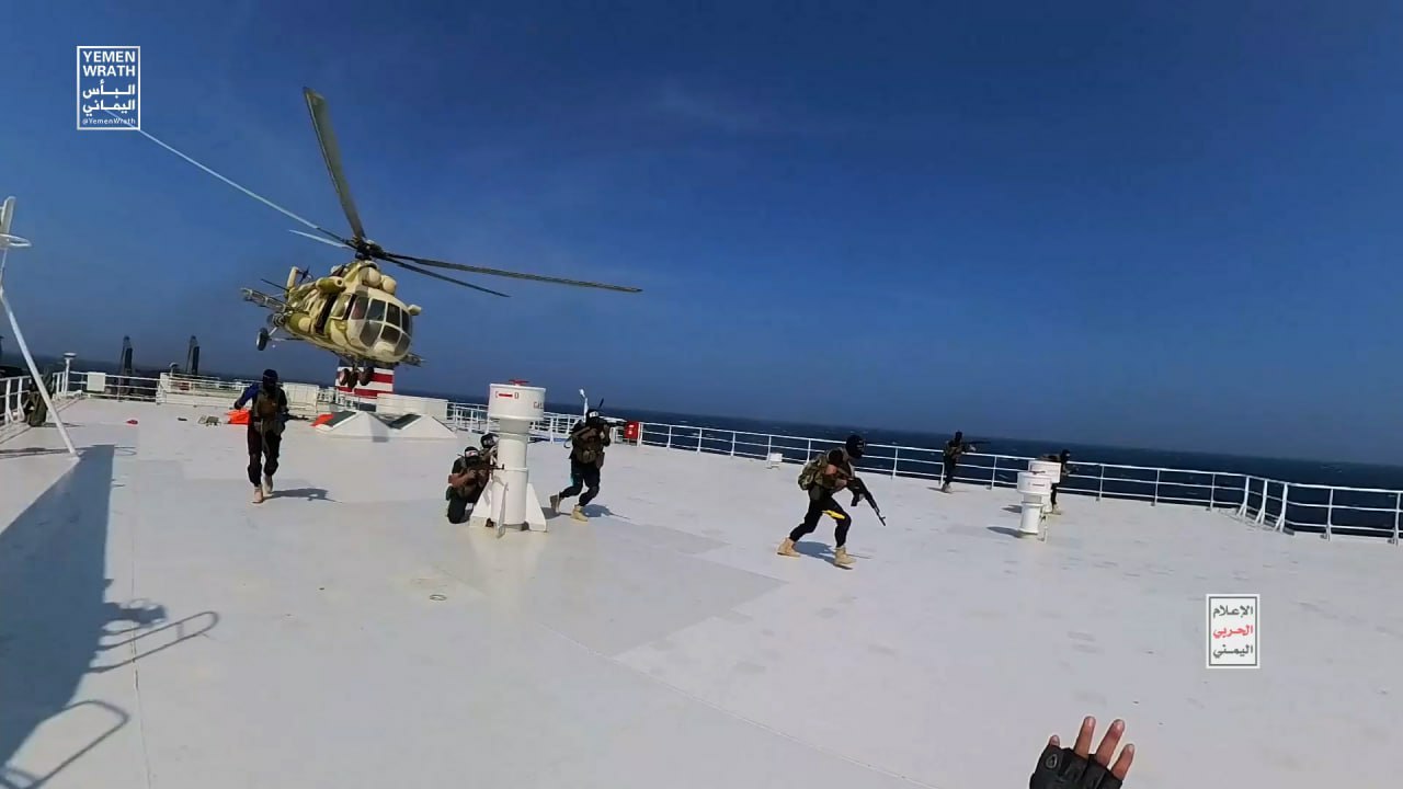 الإعلام الحربي يوزع مشاهد لعملية سيطرة القوات البحرية على السفينة الإسرائيلية (فيديو+صور)