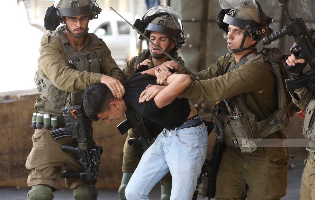 العدو الصهيوني يعتقل 60 فلسطينيا من مختلف مناطق الضفة الغربية المحتلة