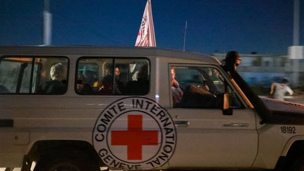 كتائب القسام تسلم الدفعة الرابعة من المحتجزين الصهاينة في غزة للصليب الأحمر