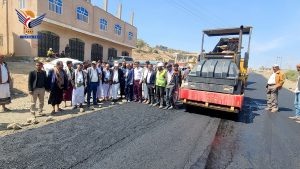 الجندي يطلع على العمل بمشروع شق وسفلتة شارع 21 سبتمبر في مدينة تعز الجديدة