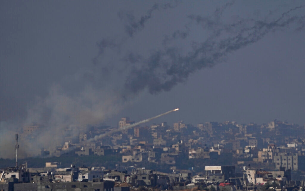 المقاومة الفلسطينية تدّك “تل أبيب” برشقات صاروخية رداً على المجازر في غزّة
