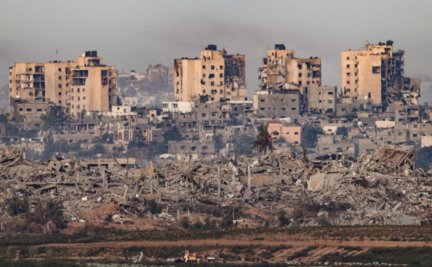عشرات الشهداء والجرحى جراء غارات عنيفة استهدفت جباليا بغزة