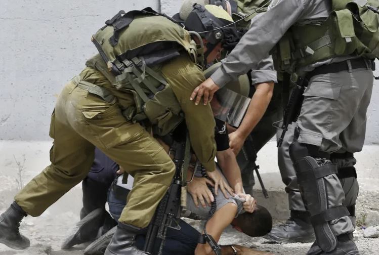 العدو الصهيوني يعتقل 4605 فلسطينيين في الضفة منذ السابع من أكتوبر الماضي