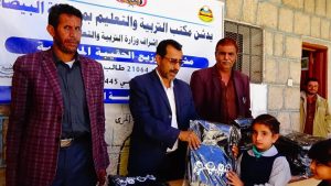 تدشين توزيع الحقيبة المدرسية بمديريات محافظة البيضاء