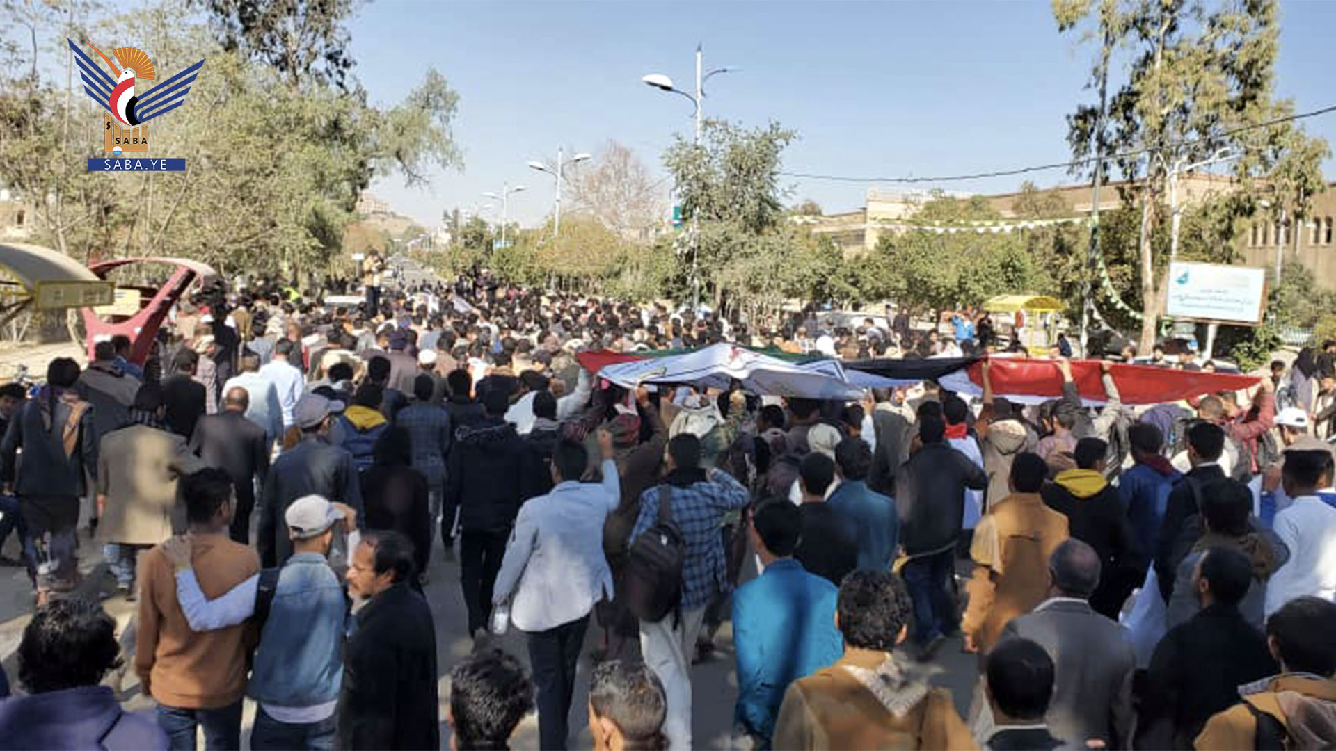 مسيرة لقيادات وأكاديميي ومنتسبي جامعة صنعاء تنديداً بالمجازر الصهيونية في غزة