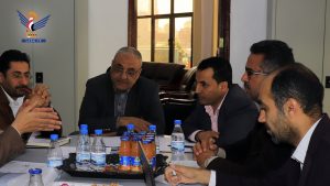 اجتماع بصنعاء يناقش جهود تنفيذ قرار وزارة الصناعة المتعلق بمقاطعة البضائع الأمريكية