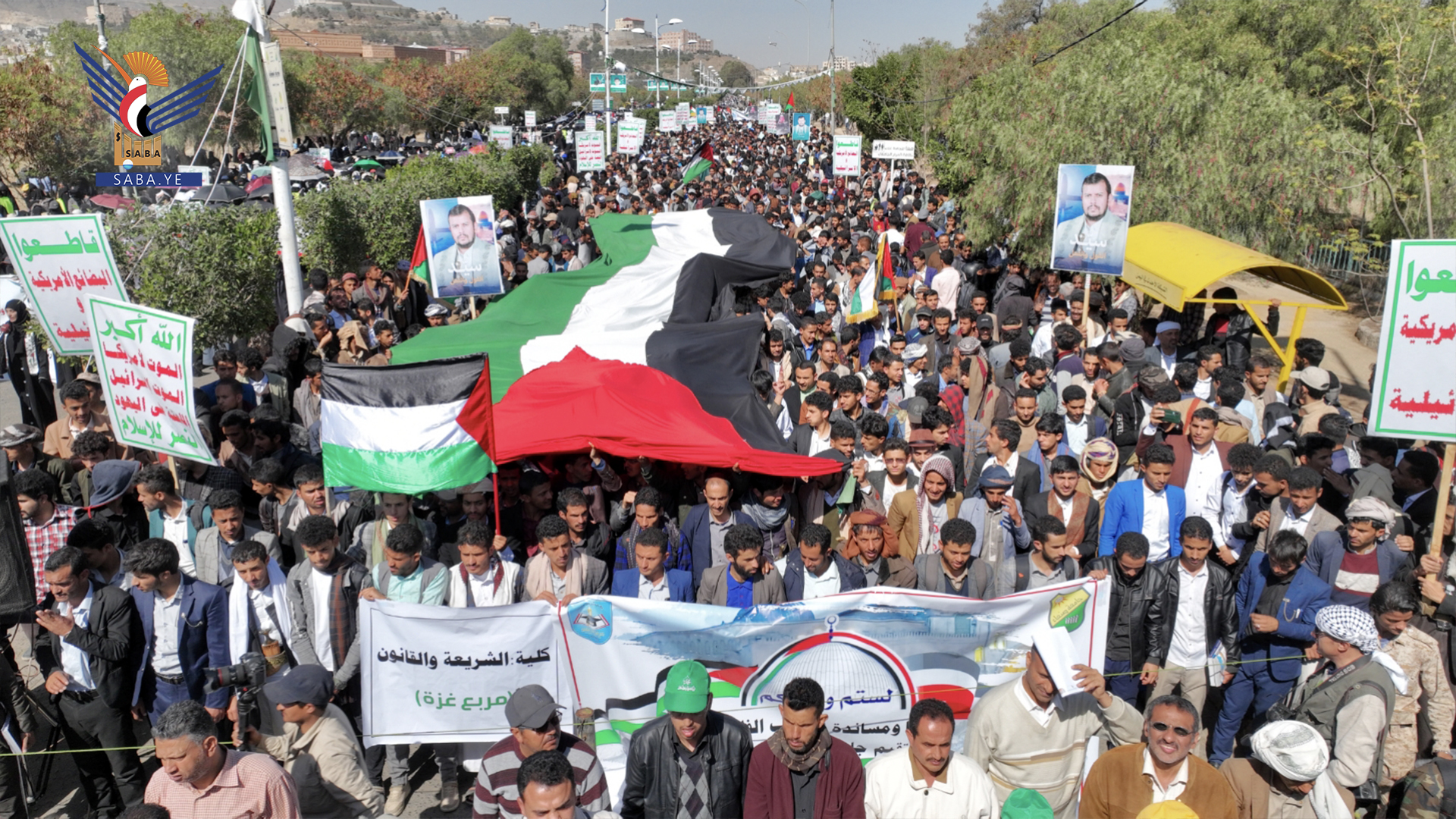قيادات وأكاديميو وطلبة جامعة صنعاء يخرجون في مسيرة حاشدة تضامناً مع فلسطين وتنديدا بجرائم العدو الصهيوني