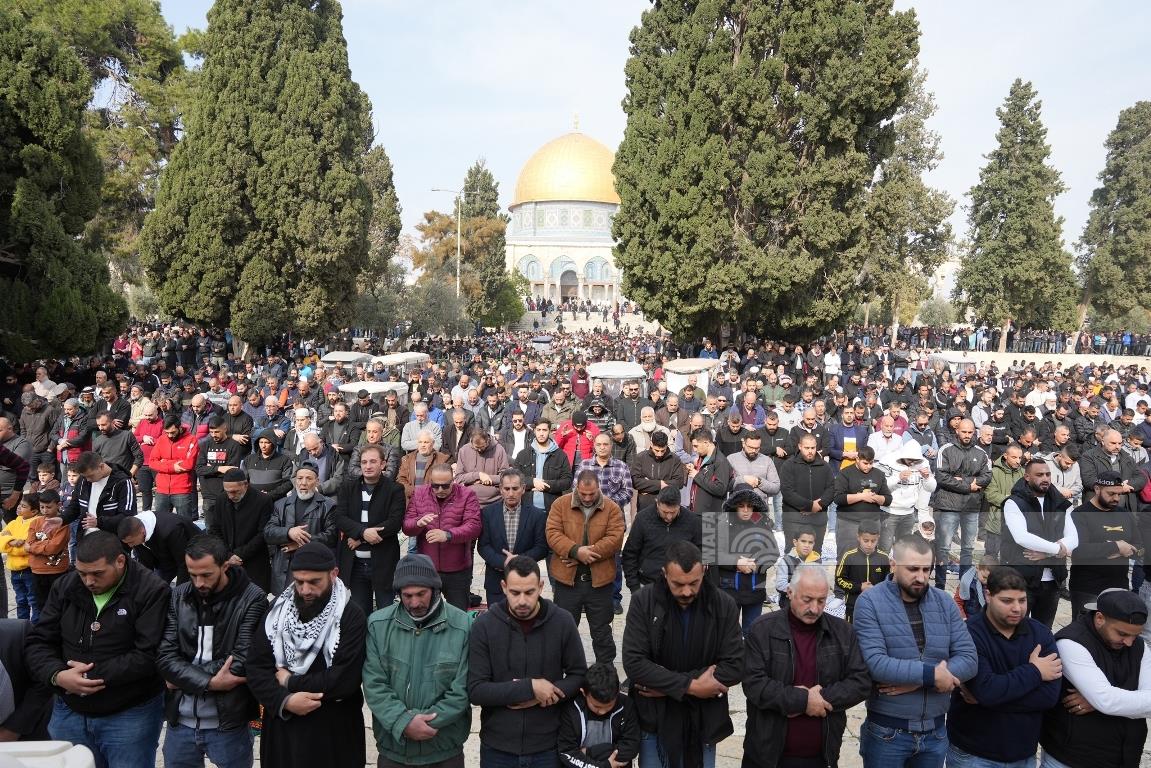 25 ألفا يؤدون صلاة الجمعة في المسجد الأقصى رغم إجراءات قوات العدو
