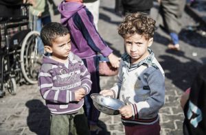 الأمم المتحدة أسيرة القلق والصمت: الوضع تجاوز المرحلة الكارثية.. سكان غزة يموتون جوعاً وعطشاً