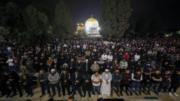 40 ألف فلسطيني يؤدون صلاتي العشاء والتراويح بالمسجد الأقصى