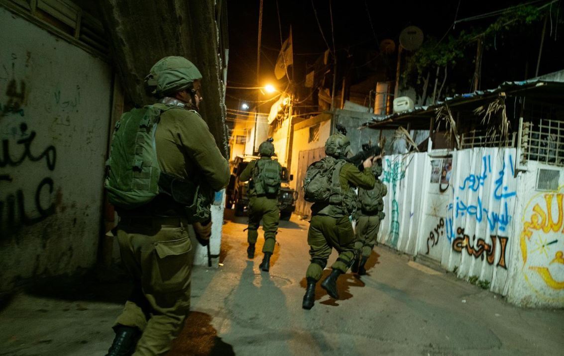 قوات العدو الصهيوني تواصل اقتحام مدن وبلدات الضفة وتنفذ حملات اعتقال
