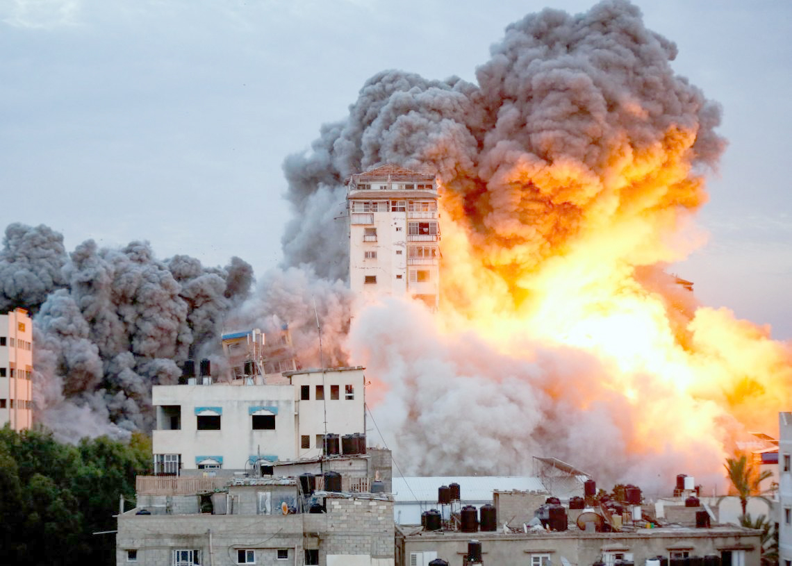 اصابة عدد من الفلسطينيين في قصف صهيوني استهدف برجا سكنيا برفح