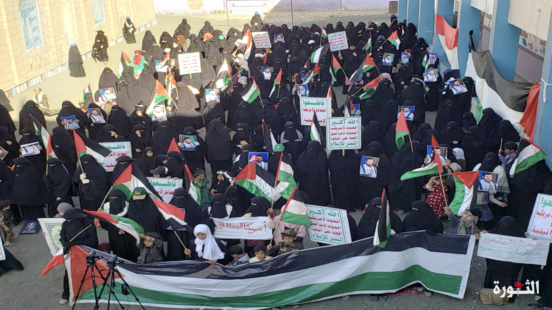 الهيئة النسائية في همدان بصنعاء تنظم وقفة تنديداً بجرائم العدو الصهيوني بحق الشعب الفلسطيني