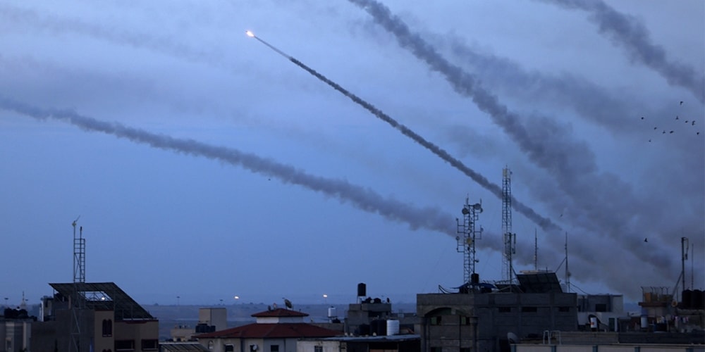 المقاومة الفلسطينية تدكّ مستوطنات غلاف غزة برشقاتٍ صاروخية وتُسقط مسيّرة في المغازي