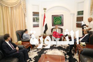 رئيس حكومة تصريف الأعمال يناقش مع وزير الصحة أوضاع القطاع الصحي