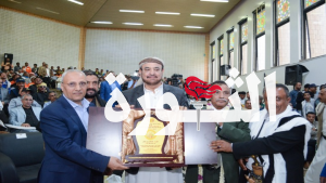 الجنيد وعباد يكرمان عمال النظافة المبرزين في أمانة العاصمة والمحافظات