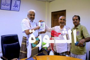 المحافظ قحيم يتسلم كتاب “المشهد الرياضي لكرة القدم بمدينة الحديدة” من رئيس نقابة الصحفيين بالحديدة
