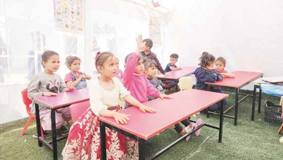 تضم 800 طالب وطالبة مدرسة لتعليم الأطفال في غرب خانيونس رغم نار الحرب وإرهاب الاحتلال
