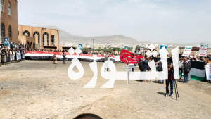 منتسبو كلية طب الاسنان بجامعة صنعاء ينظمون وقفة تضامناً مع طلبة الجامعات الأمريكية والأوروبية