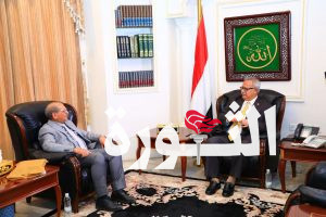 رئيس حكومة تصريف الأعمال يناقش مع الكميم أولويات خطة وزارة التخطيط للعام 1446هـ
