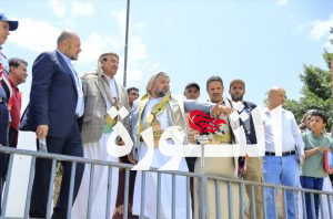 المؤيدي وعُباد يتفقدان أعمال تعشيب ملعب الظرافي