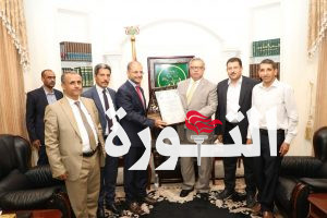 الدكتور بن حبتور يتسلم درع المؤتمر العلمي الرابع لوزارة التعليم العالي