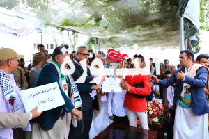 الدكتور بن حبتور يشارك في حفل اختتام بطولة الحباري للفروسية “قفز حواجز”