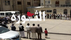 منتسبو وزارة الخدمة المدنيّة ينظمون وقفة لتفويض قائد الثورة ومباركة للإنجاز الأمني