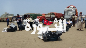 تدشين توزيع ألف سلة غذائية وايوائية للنازحين والمتضررين من السيول بمدينة الحديدة