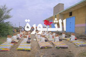 توزيع مواد غذائية وإيوائية للمتضررين في مديرية السخنة بالحديدة 