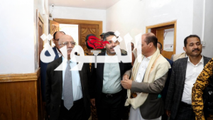 رئيس مجلس الوزراء يشيد خلال زيارته إذاعة صنعاء بدورها التنويري الريادي