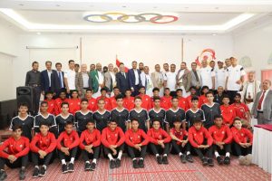 رئيس مجلس الوزراء يلتقي المنتخب الوطني للناشئين خلال معسكره بصنعاء