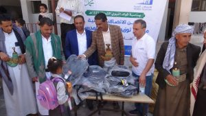 فرع مؤسسة الاتصالات بحجة يوزع حقائب مدرسية احتفاءَ بالمولد النبوي الشريف
