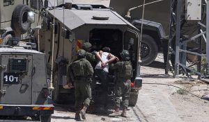العدو الصهيوني يعتدي بالضرب على فلسطينيين ويداهم منازل في برقة شمال غرب نابلس