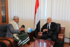 رئيس مجلس الوزراء يطلع خلال لقائه الوزير قحيم على نشاط وزارة النقل والأشغال